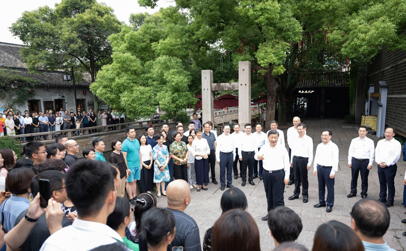 7月5日至7日，中共中央总书记、国家主席、中央军委主席习近平在江苏考察。这是6日上午，习近平在苏州平江历史文化街区，同当地居民和游客亲切交流。